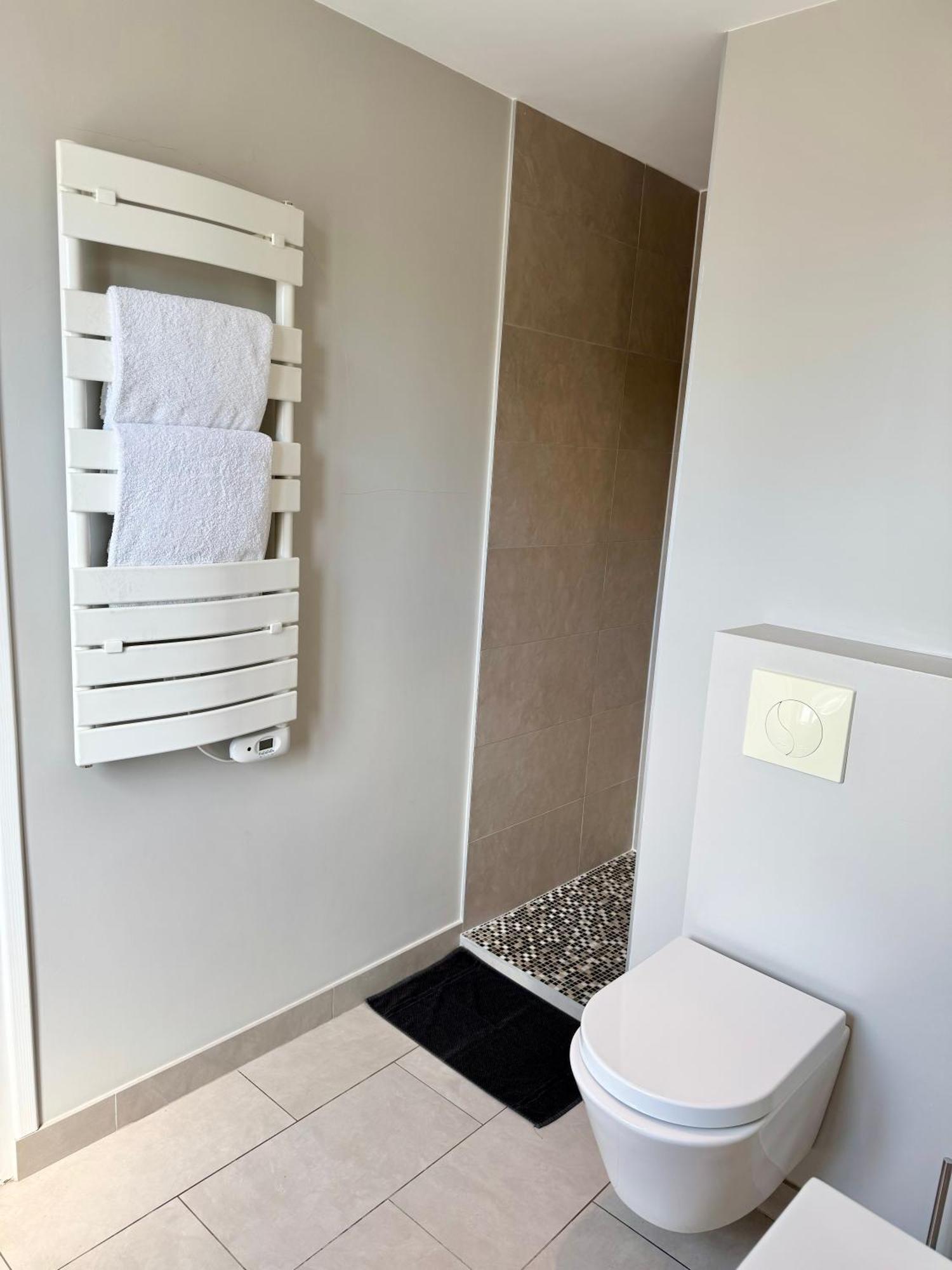 Bed and Breakfast Wisteria Фонтенбло Номер фото